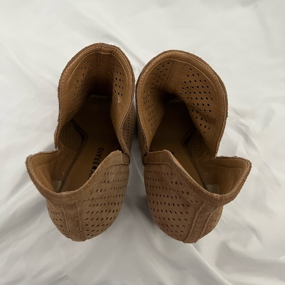 Lucky Brand Larise Tan Perforated Suede Ankle Open Toe Booties Sz 8.5 - Picture 2 of 5